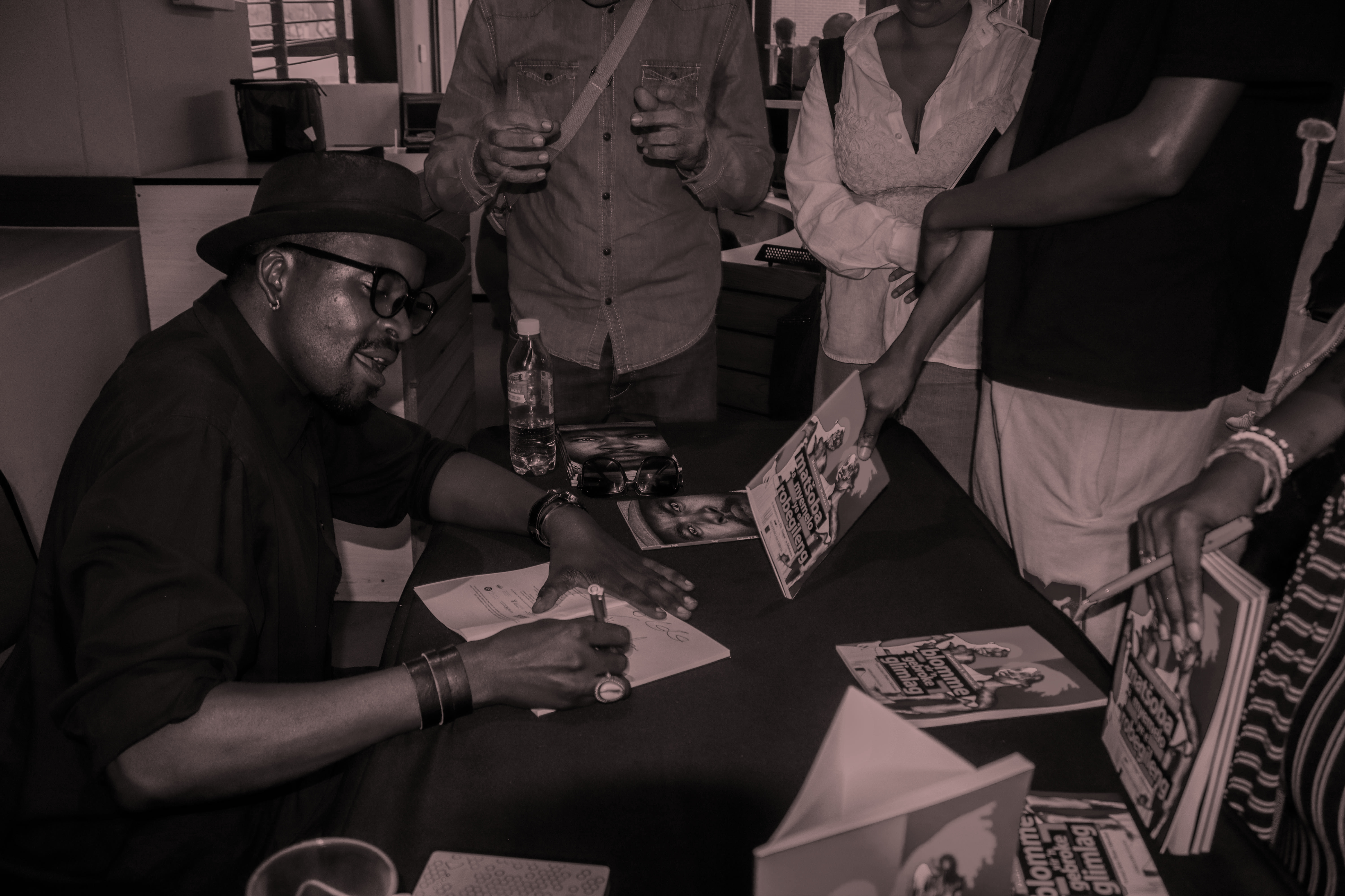 Mak Manaka at a book signing